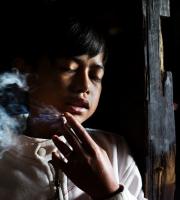 Sugestywne zdjęcia ukazują problem nałogowego palenia papierosów wśród indonezyjskich dzieci