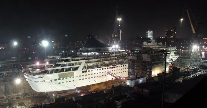Spektakularna operacja wydłużania statku ukazana na niezwykłym filmie poklatkowym