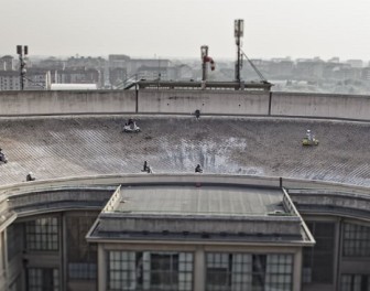 Tor wyścigowy na dachu niezwykłej fabryki samochodów