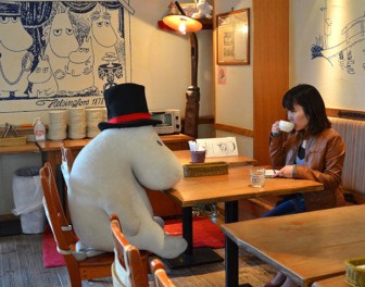 Tymczasem w Japonii: pluszowe Muminki dotrzymują towarzystwa samotnym ludziom w restauracjach