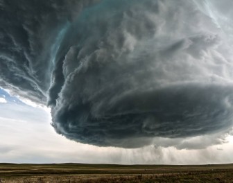 Timelapse ukazujący powstawanie superkomórki burzowej ogląda się niczym apokaliptyczny film sci-fi
