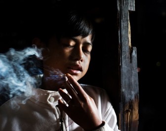 Sugestywne zdjęcia ukazują problem nałogowego palenia papierosów wśród indonezyjskich dzieci