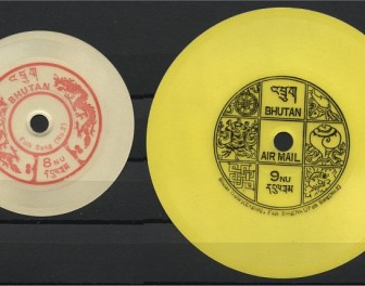 Dwa w jednym: stare znaczki pocztowe z Bhutanu, które służyły jednocześnie jako płyty gramofonowe