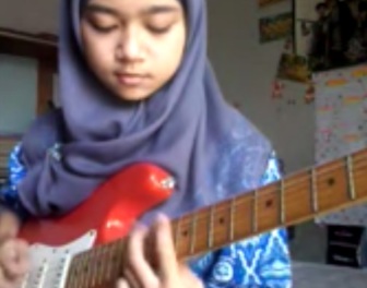 15-letnia muzułmanka z Indonezji daje czadu, grając na gitarze heavy metal